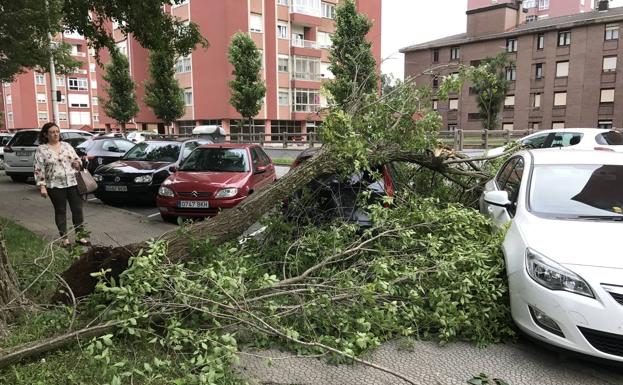 Cantabria repara los daños del vendaval y afronta otro día de mal tiempo