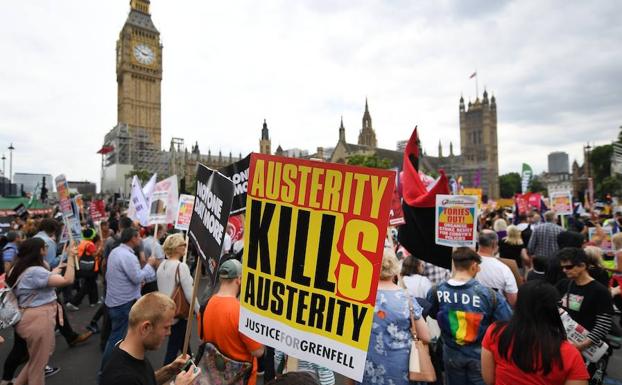 Miles de personas se manifiestan en Londres contra la austeridad