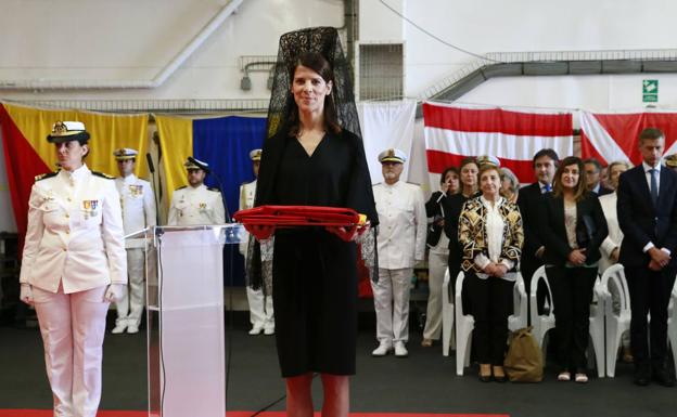 Ruth Beitia amadrina la entrega de la Bandera de Combate al buque 'Castilla'