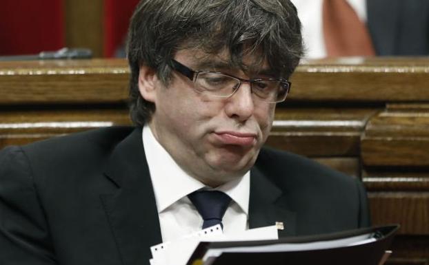 Puigdemont, a los alcaldes: «Les molestáis, les dais miedo y más que les daréis»