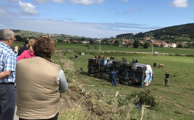Vuelca un camión cisterna en Meruelo