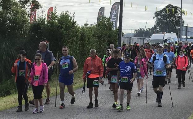 Cerca de 400 personas participan en la V Marcha Monte Dobra