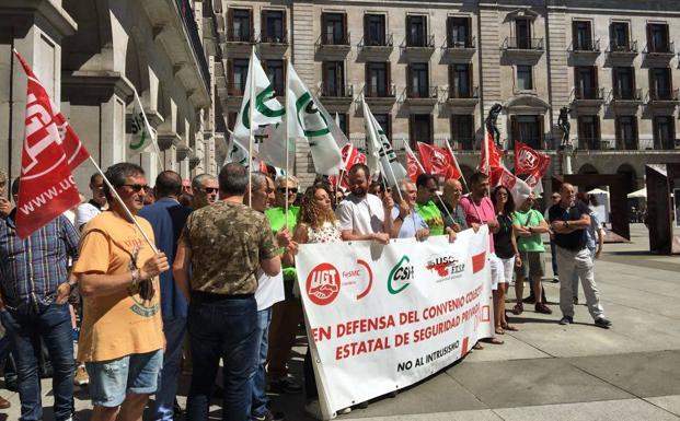 Los vigilantes exigen un convenio "digno"