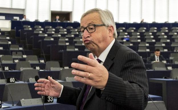 Juncker, molesto ante un pleno semivacío: «Es ridículo, muy ridículo»