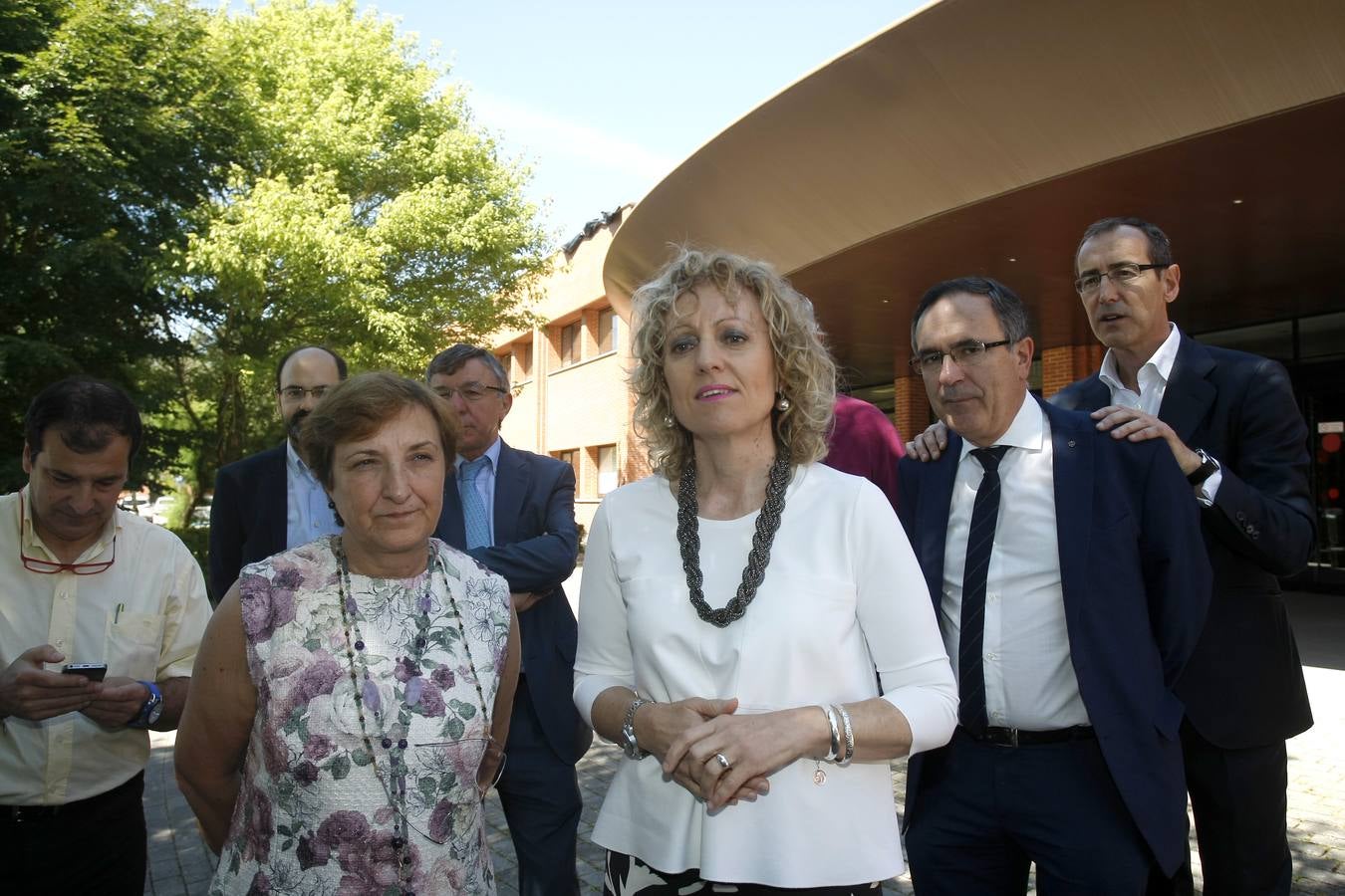 La vicepresidenta, Eva Díaz Tezanos, y la consejera de Sanidad, María Luisa Real, presentan el proyecto del edificio de consultas externas del Hospital Sierrallana