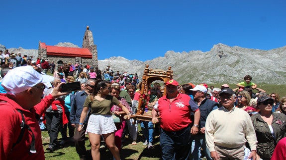 Cientos de personas asisten en Áliva a la fiesta de la Virgen de la Salud