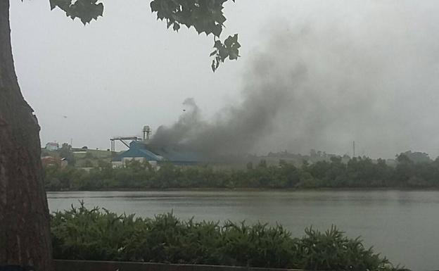 Arde "otra vez" la vieja nave de piensos de Pontejos