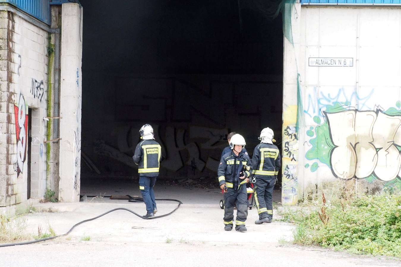 Arde 'otra vez' la vieja fábrica de Pontejos