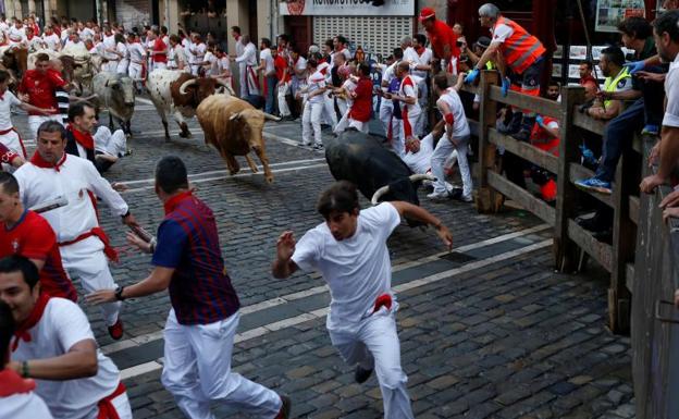 Los Cebada Gago dejan 4 heridos por asta de toro en el estreno de los Sanfermines