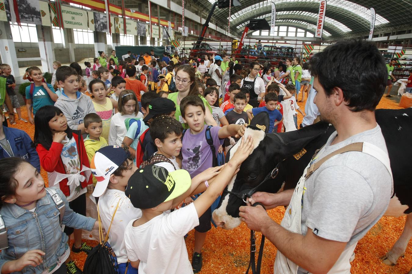 Los niños, protagonistas de la primera jornada de 'Un fin de semana de la leche' en Torrelavega