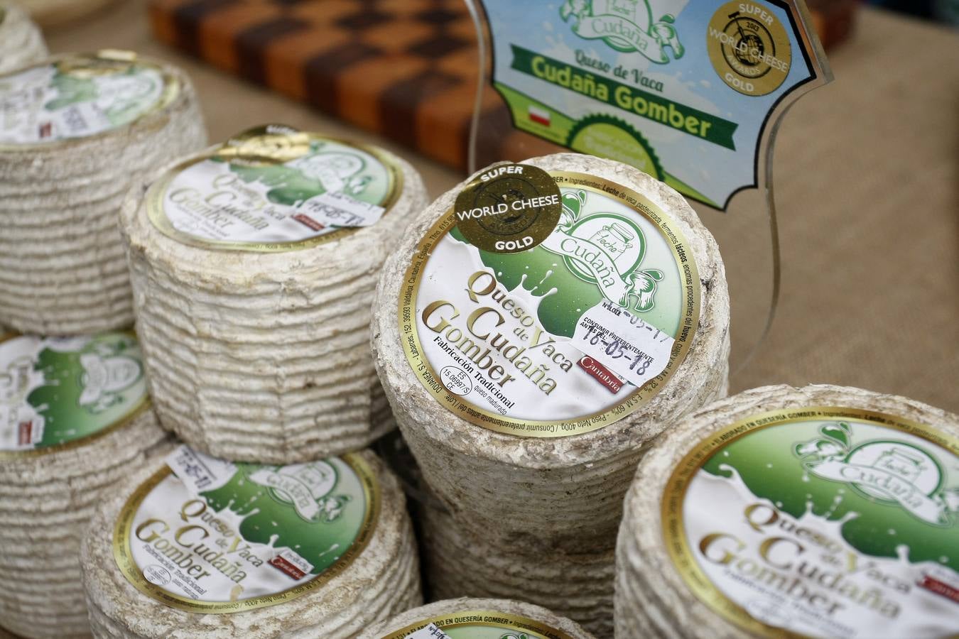 Feria de Productos Alimentarios, con venta de quesos y lácteos cántabros en el Mercado de Ganados de Torrelavega