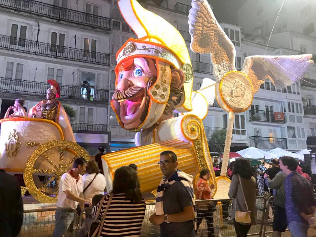 Desfile y entrega de premios, anoche en el Coso Blanco de Castro Urdiales