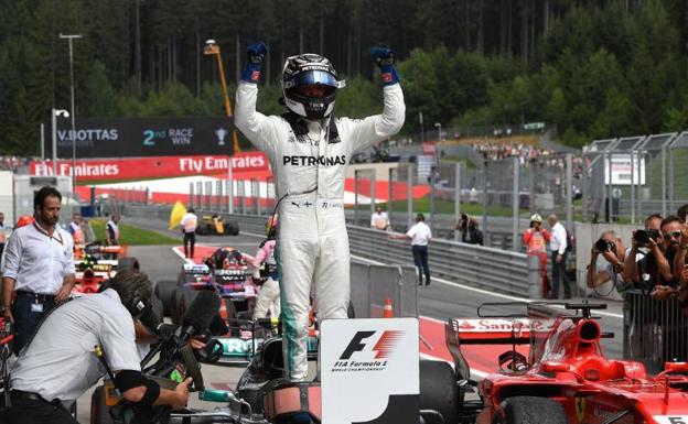 Bottas ejerce de Hamilton en Austria