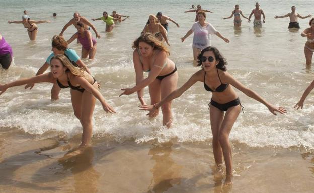 Baño solidario contra la esclerosis múltiple