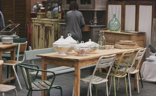 La Feria de Antigüedades de Torrelavega se hace mayor