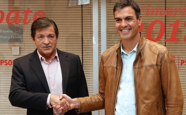 Pedro Sánchez releva a Javier Fernández en la Internacional Socialista