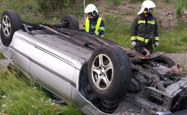 Dos heridos al volcar su coche en Hazas de Cesto