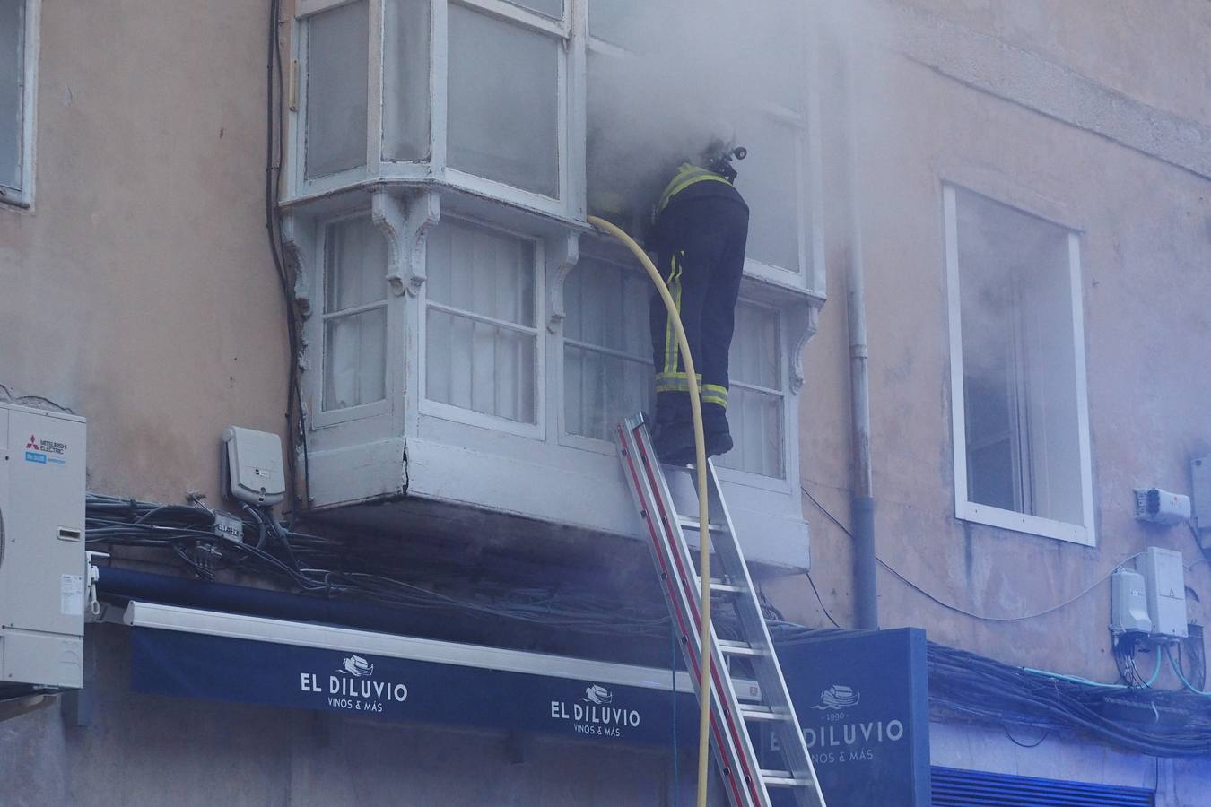 Incendio de un cuadro eléctrico en el bar Diluvio