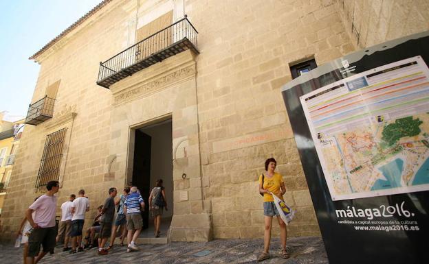 Rescatan a un menor al que sus abuelos dejaron en el coche para ver el Museo Picasso en Málaga