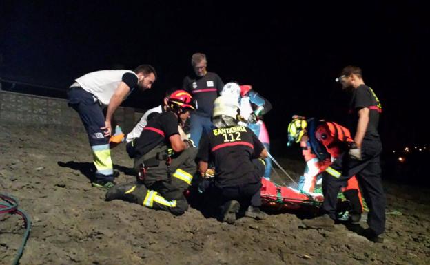 El 112 rescata a un joven encajado entre rocas al caer por un acantilado de Ajo