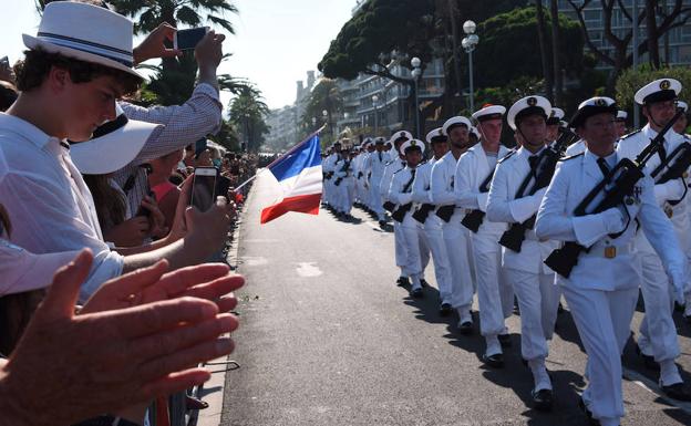 Macron rinde homenaje a las víctimas de Niza tras la visita de Trump