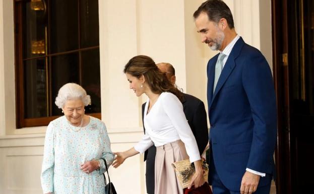 Los Reyes culminan en Oxford su visita a Reino Unido