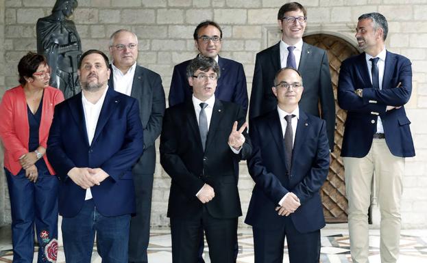 Puigdemont cesa a tres consejeros del PDeCAT para ir hasta el final con el referéndum