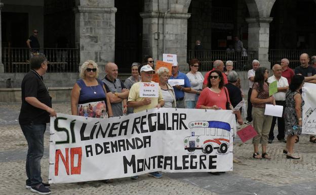 Vecinos de Sámano protestan contra el servicio a demanda del Castrobús