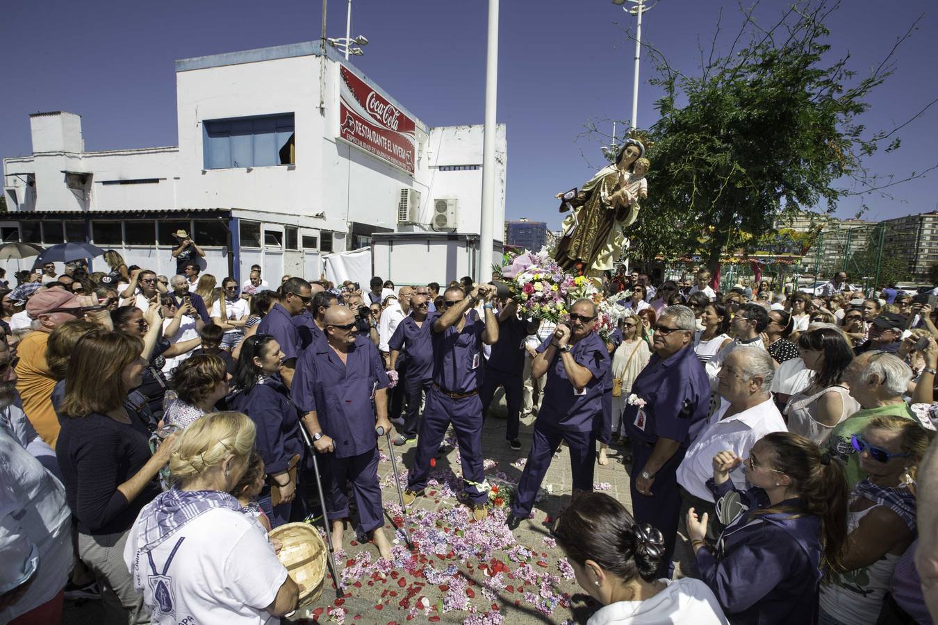 Los vecinos del Barrio Pesquero celebran las fiestas del Carmen