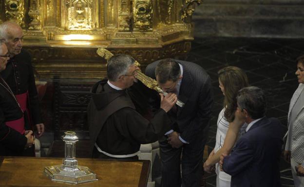 Los Reyes cruzan la Puerta del Perdón