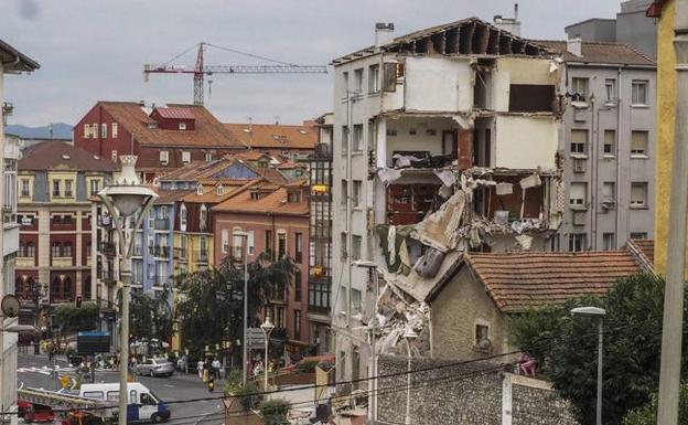 Se derrumba el número 57 de la calle del Sol poco después de haberse desalojado