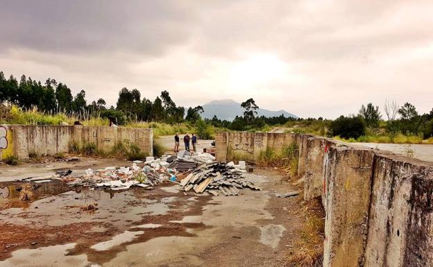 Arca denuncia vertederos incontrolados en terrenos de las Marismas de Santoña