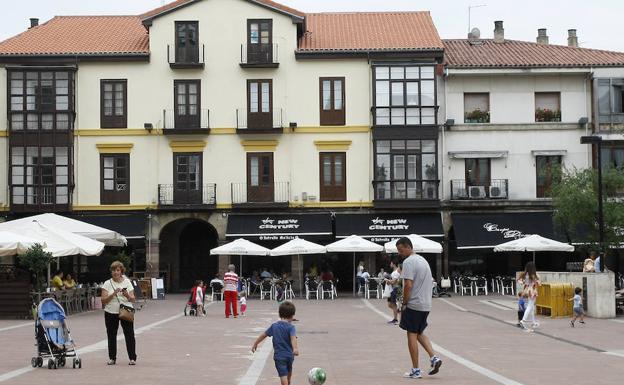 Torrelavega echa balones fuera