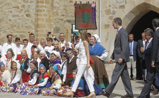 Los alcaldes lebaniegos, «contentos y satisfechos» pese a la breve visita de los Reyes