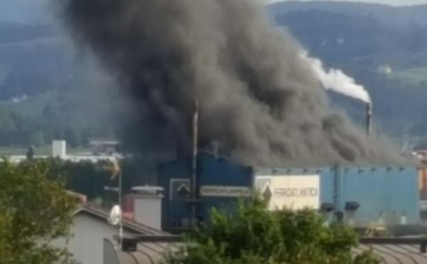 Una densa humareda causa alarma en Maliaño