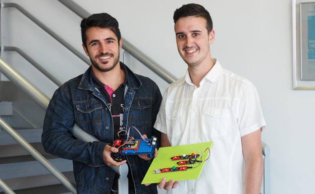 Dos ingenieros ganan el Yuzz Cantabria por una startup educativa de robótica