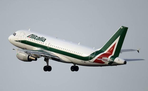 Ryanair presenta una oferta para hacerse con Alitalia