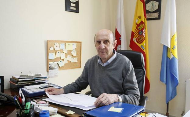 El alcalde de San Felices logra parar con la Guardia Civil una corta de árboles en suelo considerado público