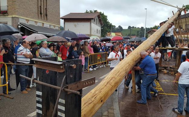 Silió se impone a la lluvia para izar el mástil de las tradiciones