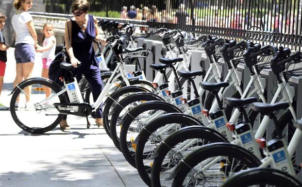 Ir en bicicleta al trabajo reduce el riesgo de estrés hasta el 52%