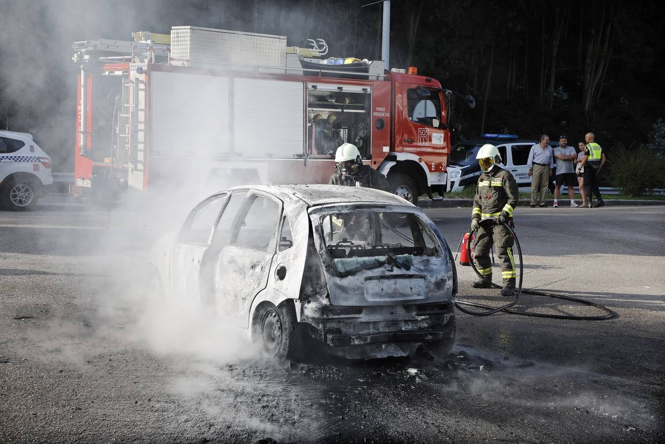 Arde un coche frente a Textil Santanderina
