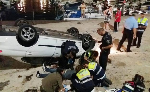 Vuelca en el Pesquero, se aplasta un brazo y le pillan con coca