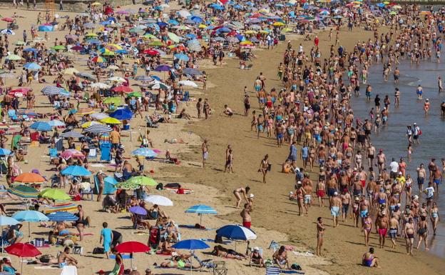 La bandera roja obliga a cerrar al baño cerca de 30 playas cántabras