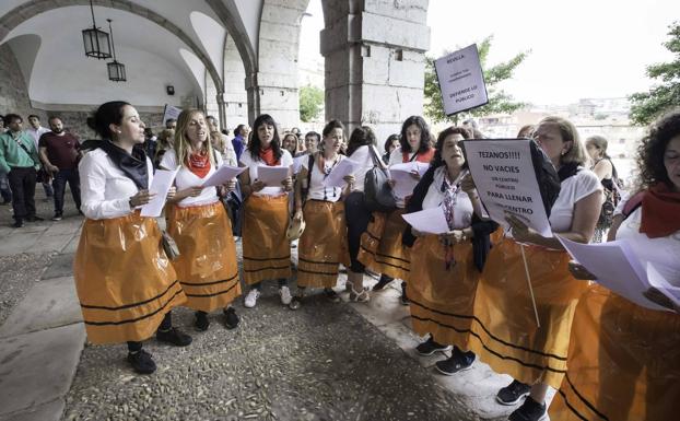 Los trabajadores del CAD de Sierrallana informarán del traslado a pie de calle