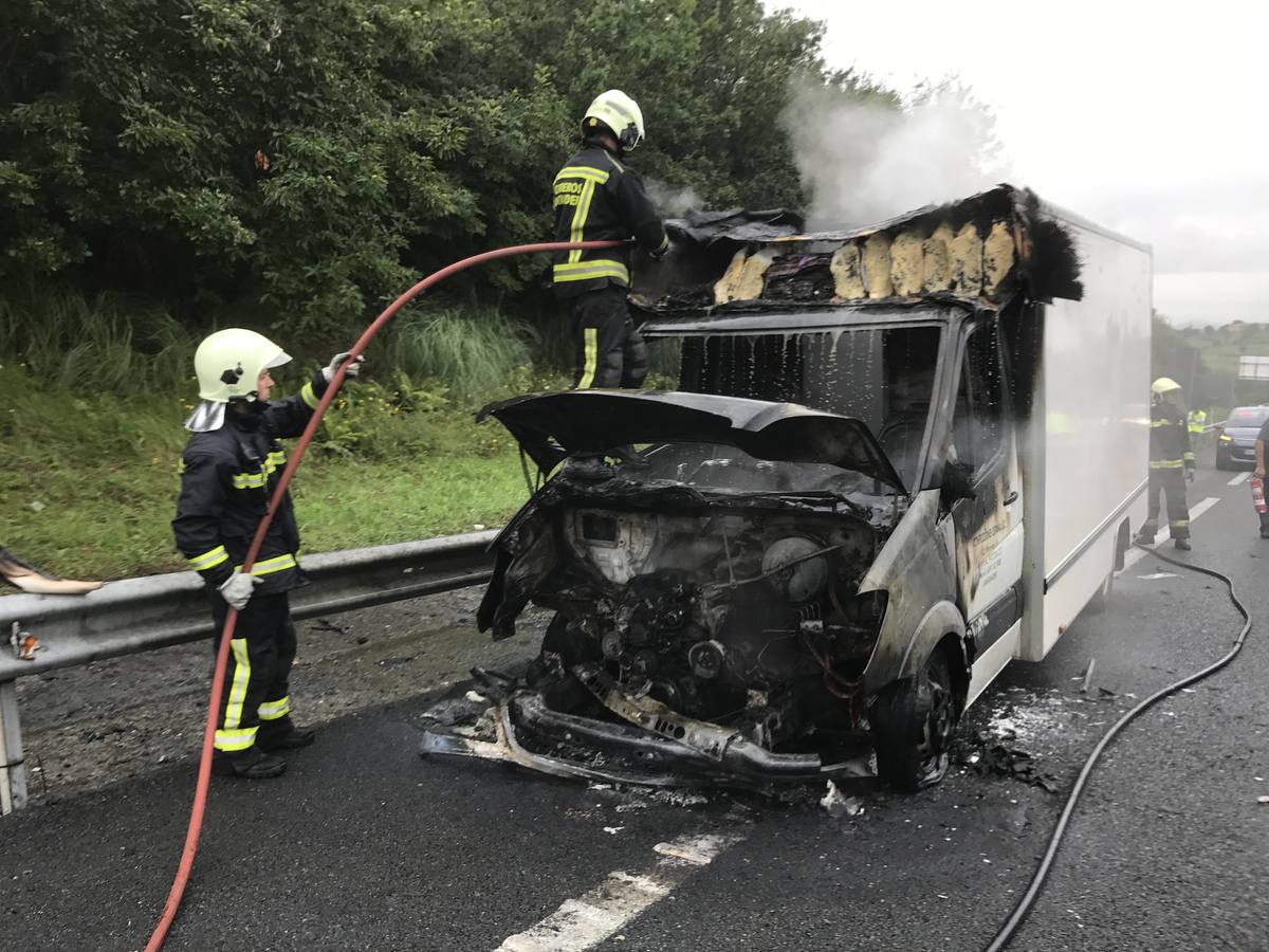 Otro camión arde en plena autovía