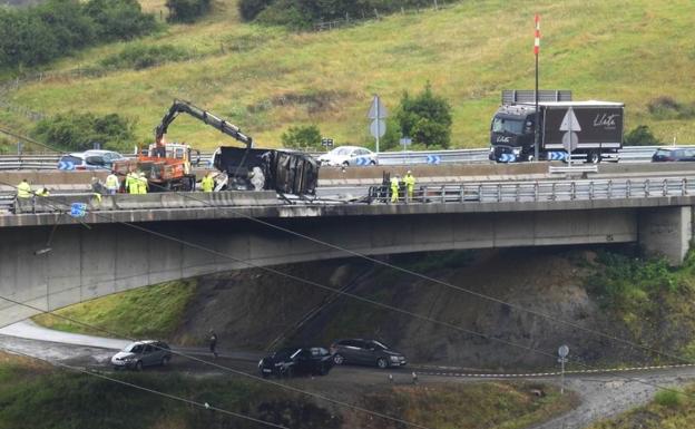 Carreteras reabre la autovía en Ontón tras veinte horas de atascos