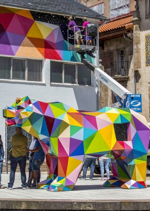 Okuda completa su 'rincón' en Reinosa con un mural en la casa de la cultura