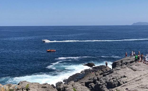 Rescatado un pescador que se cayó al mar en un acantilado de Castro