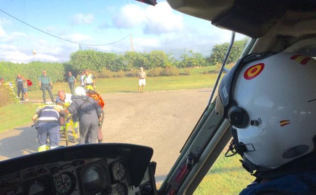 Una mujer es evacuada en la playa de Somocuevas