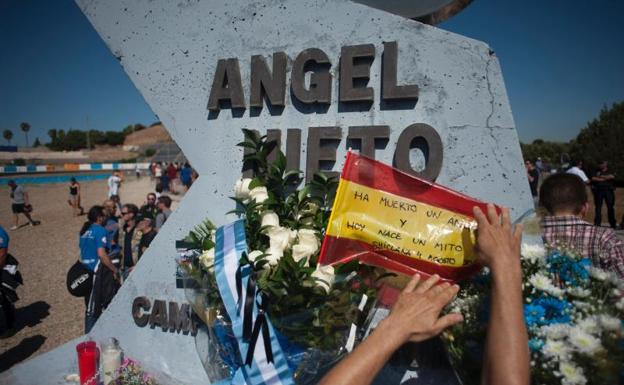 Familiares y amigos de Ángel Nieto lo velan en Ibiza